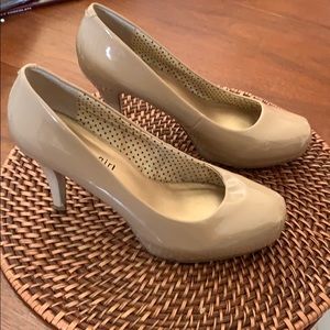 Nude pumps 7 1/2 W